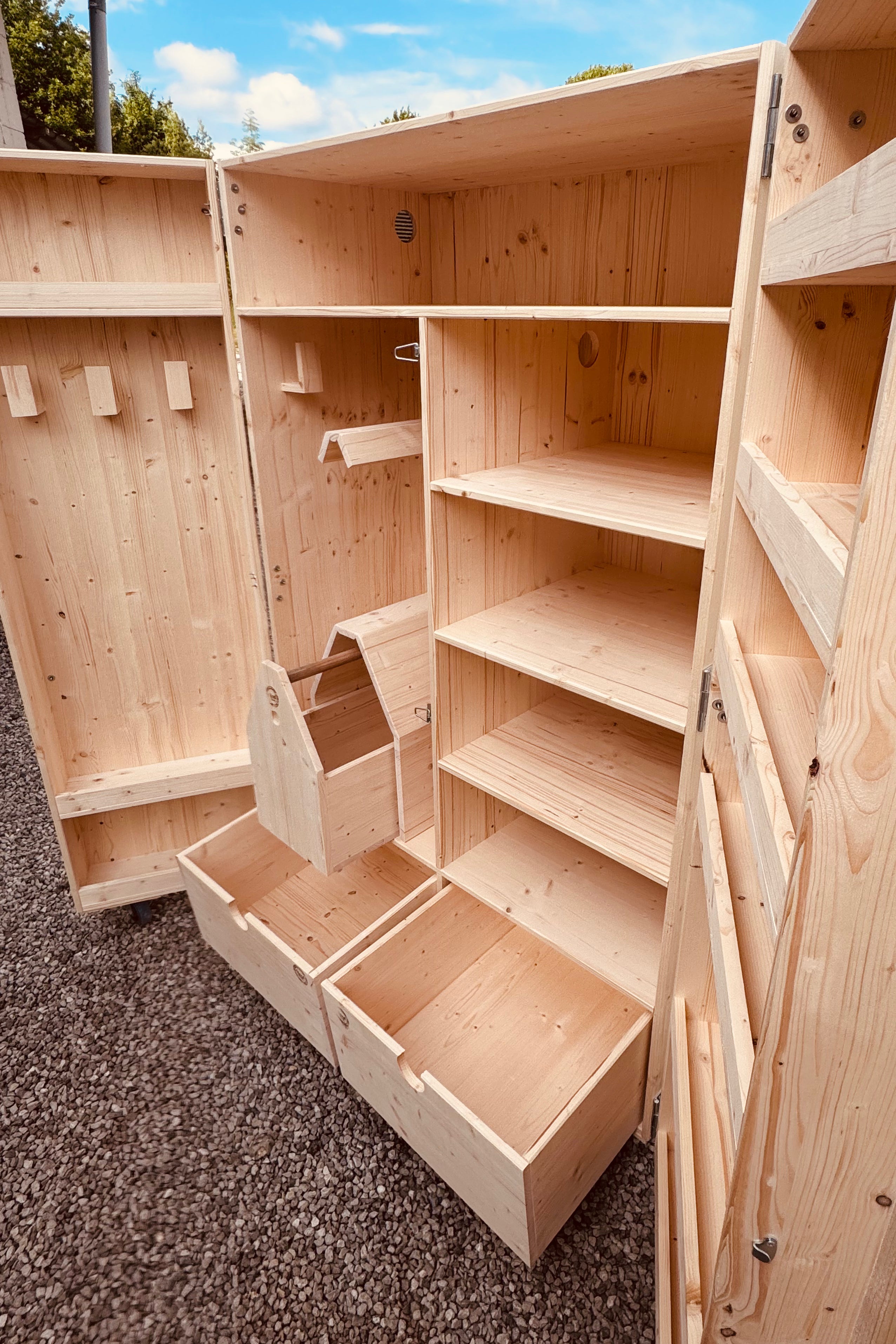 Armoires de sellerie en Bois Massif: Explorez l'Excellence!
