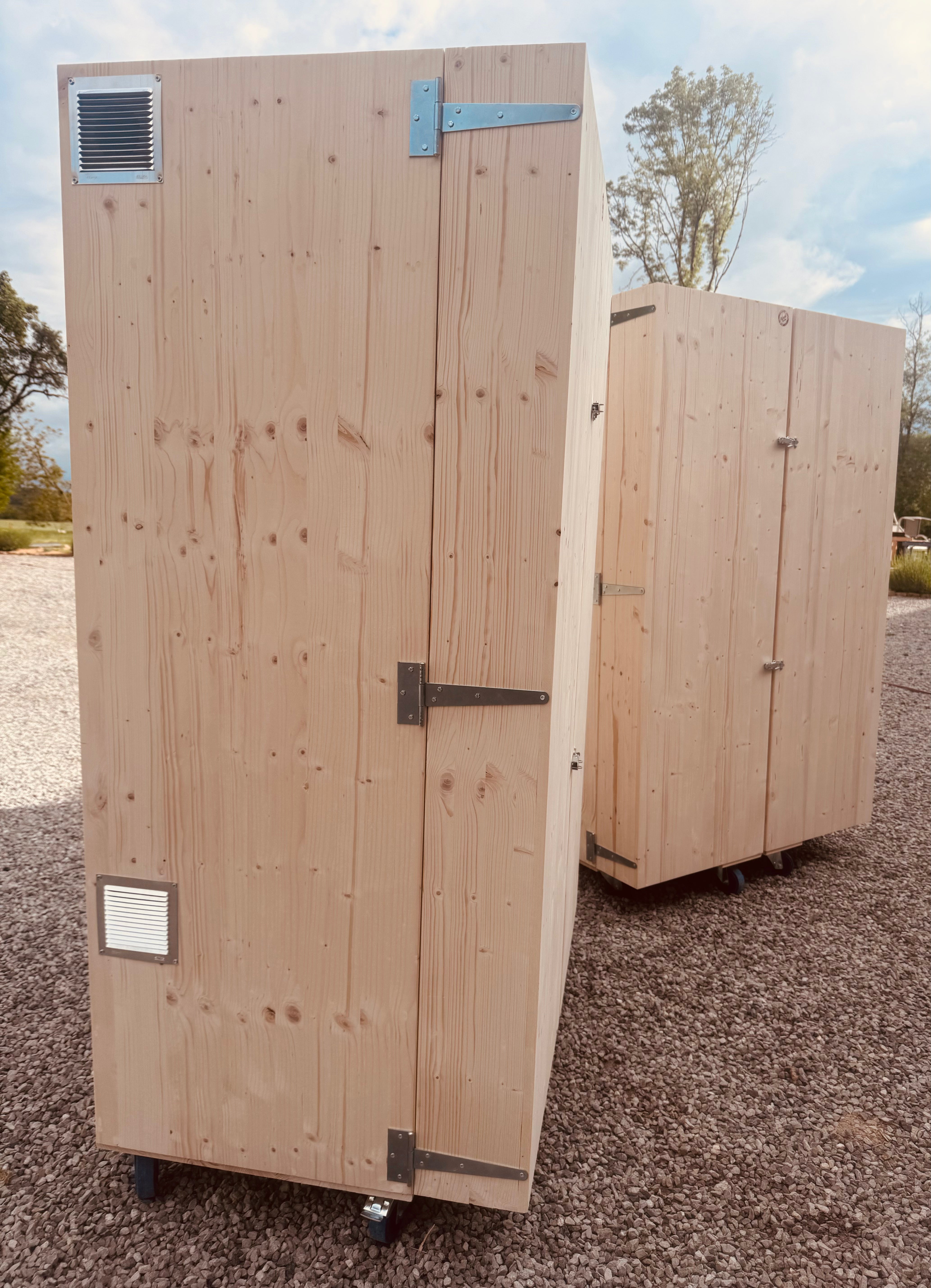 Armoires de sellerie en Bois Massif: Explorez l'Excellence!