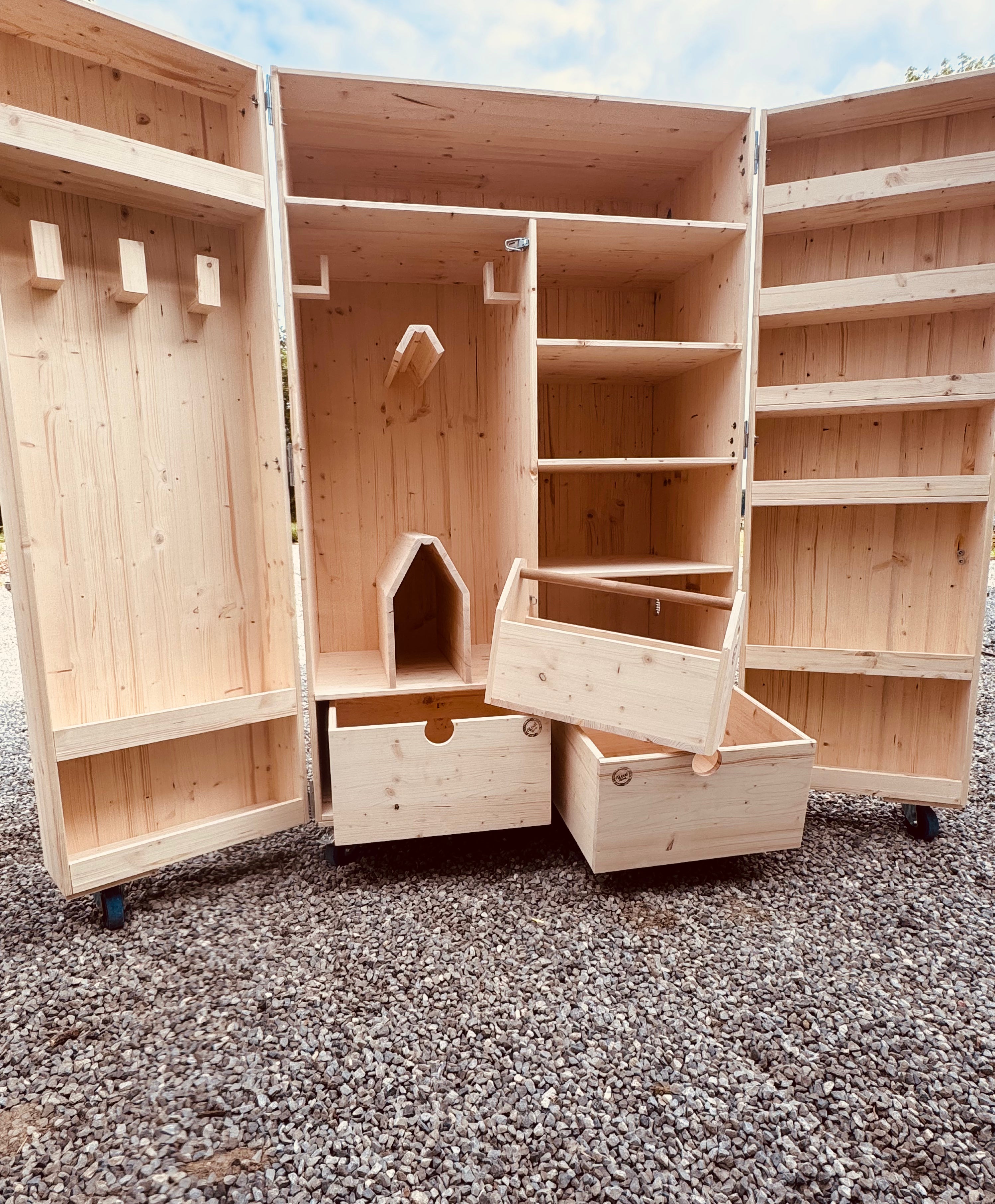 Armoires de sellerie en Bois Massif: Explorez l'Excellence!