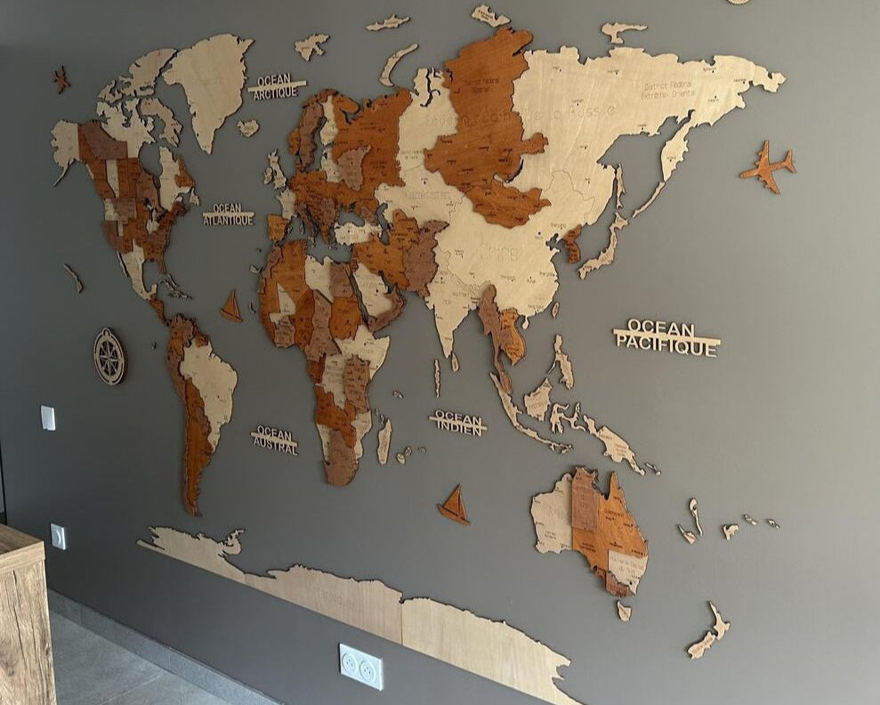 Carte du monde artisanale découpée au laser en bois naturel