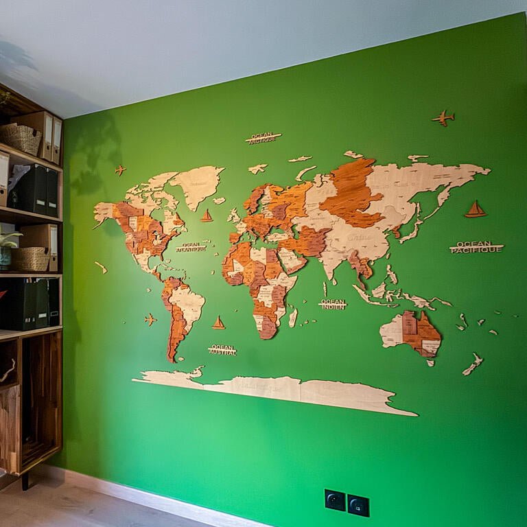 Carte du monde en bois décorative fixée au mur dans un salon